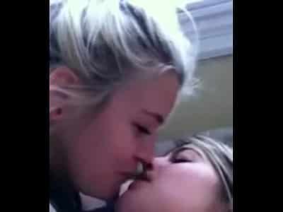 caiu na net novinhas se beijando