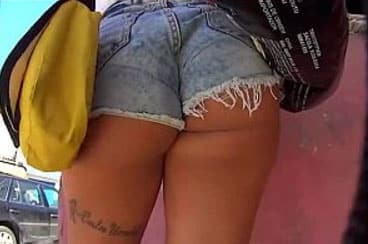 flagra morena de shortinho socado na rua