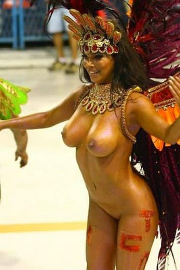 gostosas fazendo topless no desfile