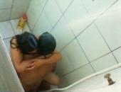 Lavando a buceta nada, novinha foi fuder escondida