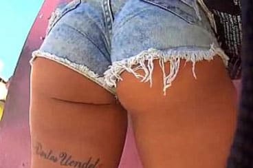 morena de shortinho curto enfiado