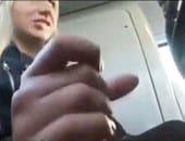 Mulher punheteira batendo faz gozar no ônibus lotado