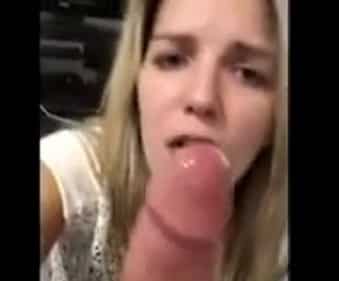 novinha tirando leite de pica
