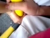 Mulher pegou no pau duro do cara dentro do ônibus