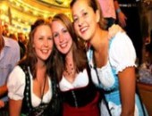 Putaria na Oktoberfest novinhas se pegando
