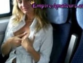 Sexo no trem, comendo a loira mais velha