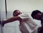 Dois homens transando no banheirão gay