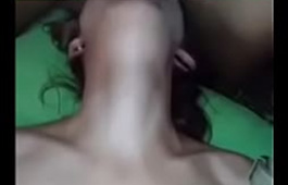 garota faz garganta profunda extrema