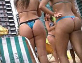 Novinhas na praia de biquini fio dental em flagra