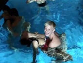 Suruba na piscina em pool party da facul